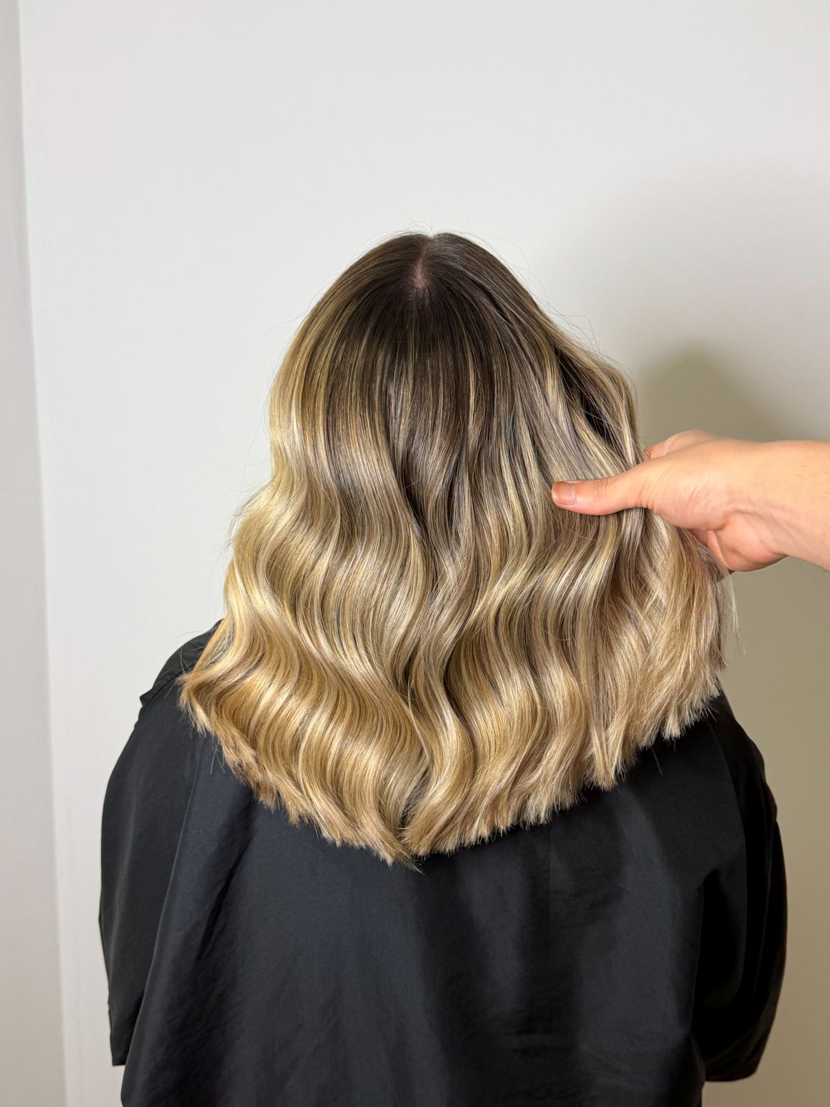 Balayage rubio con raíz natural y ondas, hecho por Sergio Torres en su salón de El Ejido (Almería)