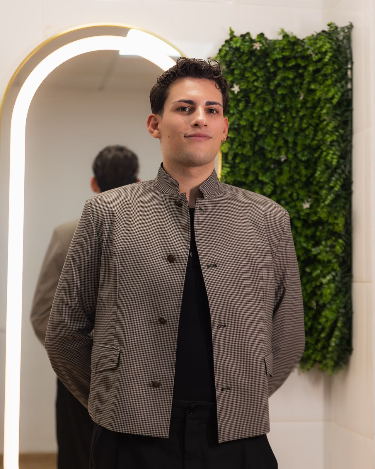 Sergio Torres en su salón, junto al espejo en arco